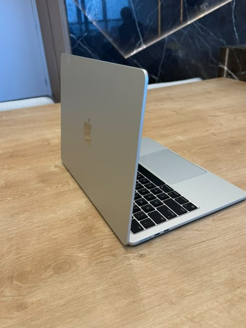 MacBook Air 2024 - 13" - M3 - 8gb