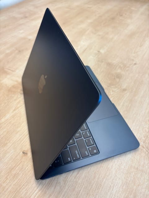 MacBook Air 2022 - 13"- M2 - 16gb